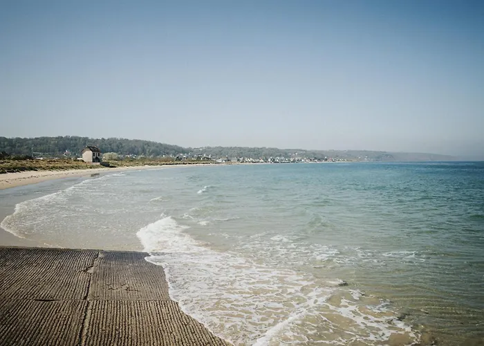 La Delphiniere : Bord De Mer, Equipements De Qualite